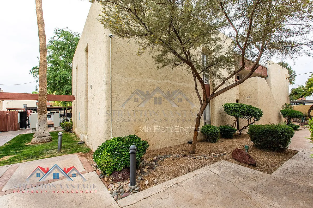 Building Photo - 3828 N 32nd St #220