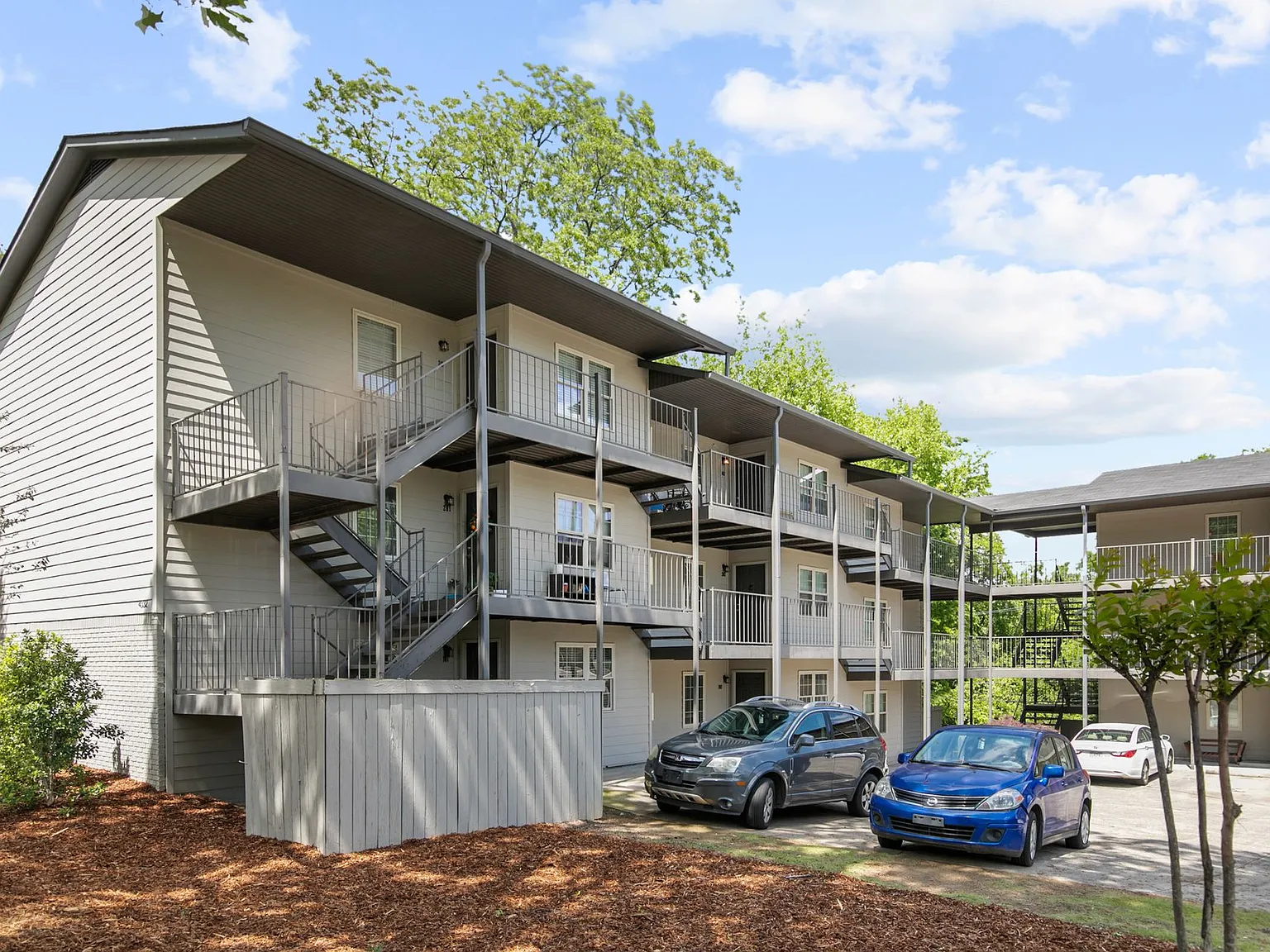 The Avondale Apartments — Photo 2