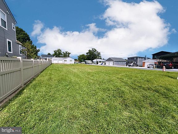 3rd image of 1600 Evergreen Dr