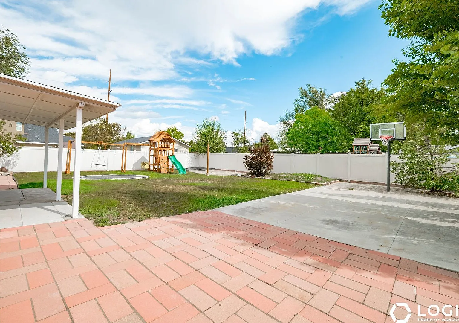 Spacious 6-Bed Home in Murray w/ 3-Car Garage — Photo 2