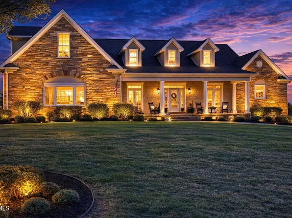 204 Strawberry Field Dr, Johnson City, TN 37604