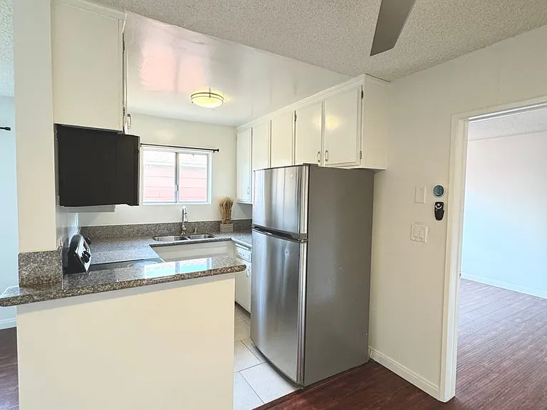 2106 S Bentley Ave — Photo 13