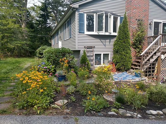 Side garden view from the driveway.