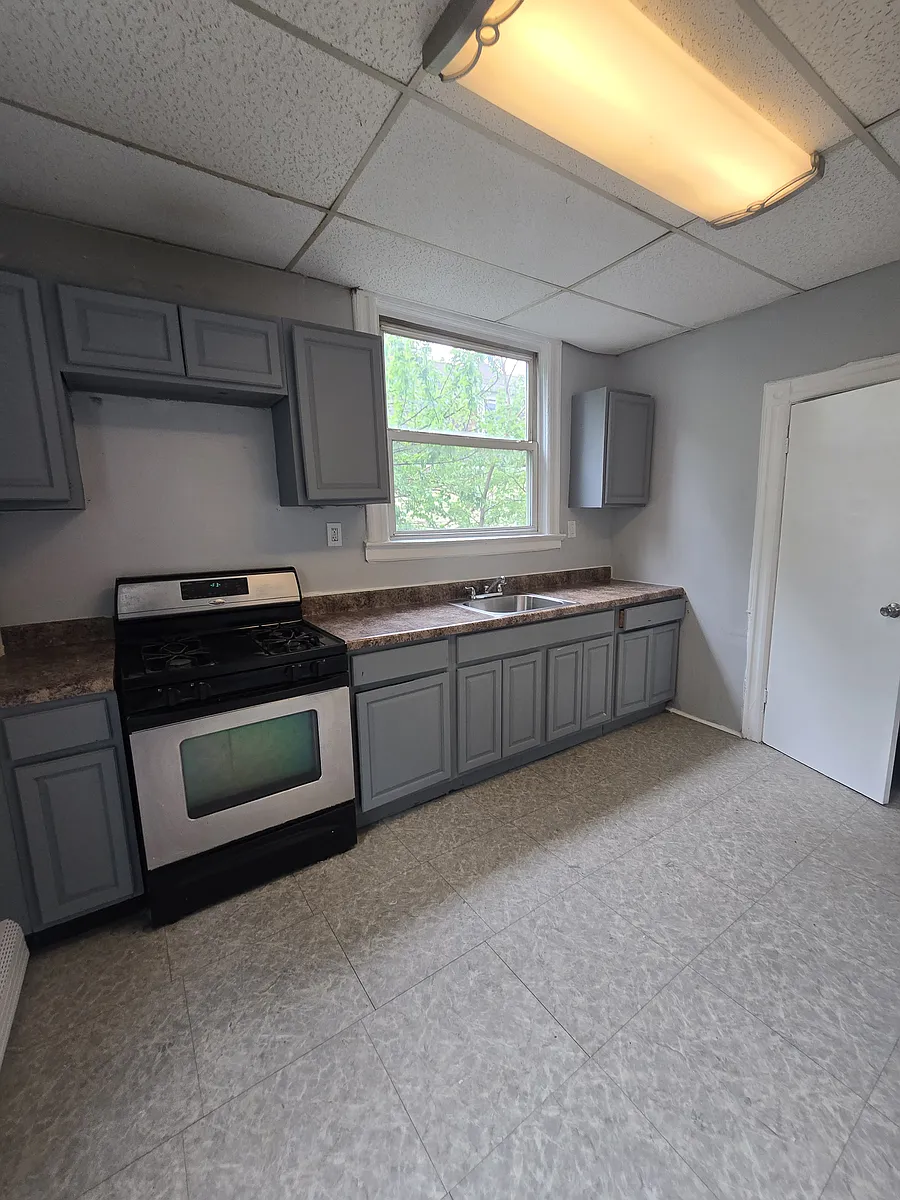 Building Photo - 70 Eaton Pl #G4