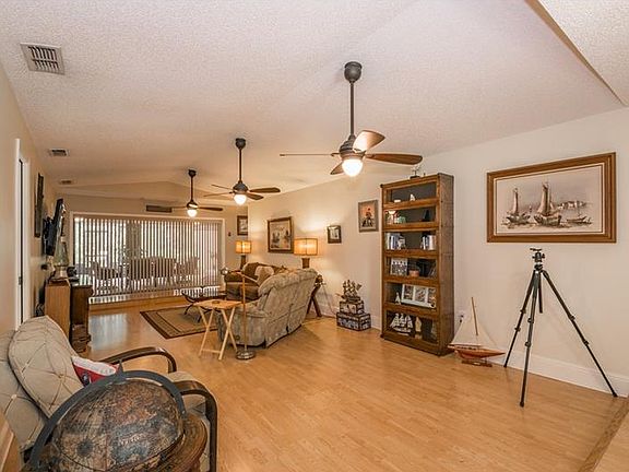 3rd image of 830 Carlton Ct