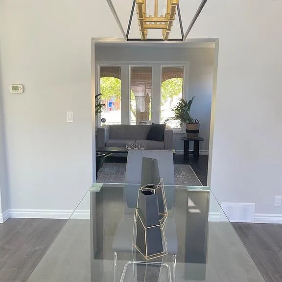1677 Victoria Ave — Photo 9