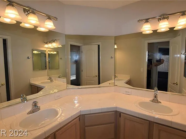 2111 Fountain Springs Dr — Photo 22