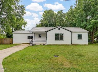 12 E Hawthorne St, Aurora, MO 65605