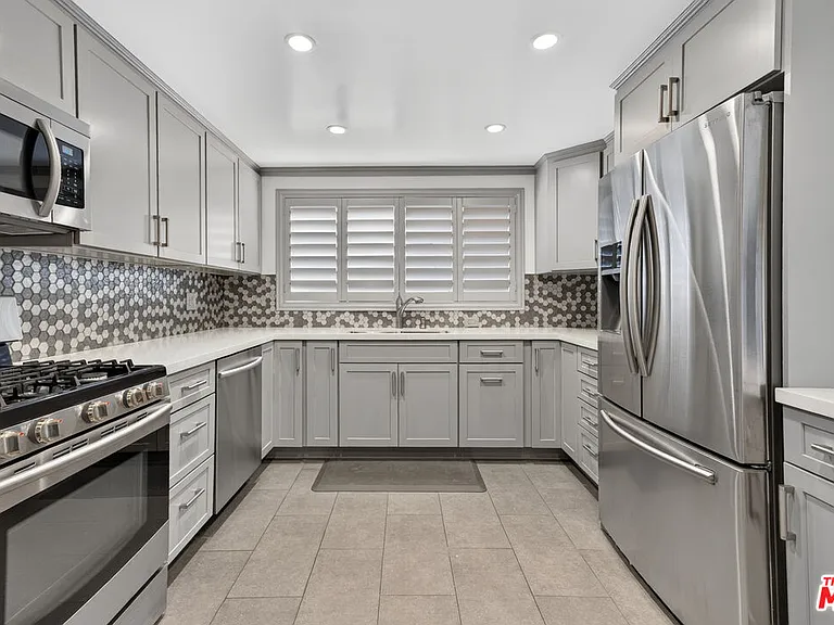1301 N Flores St #4 — Photo 14