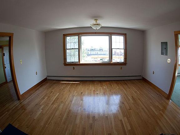 Dining area (Images do not include furnished items)