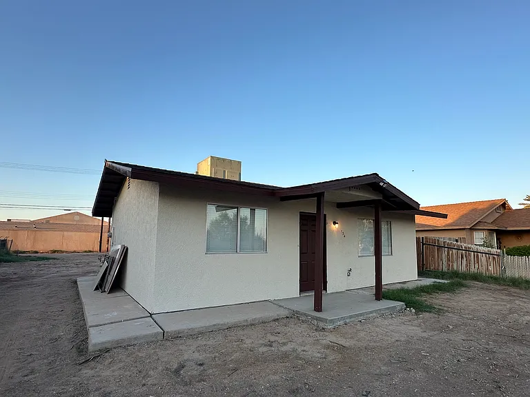 134 E Date St — Photo 3