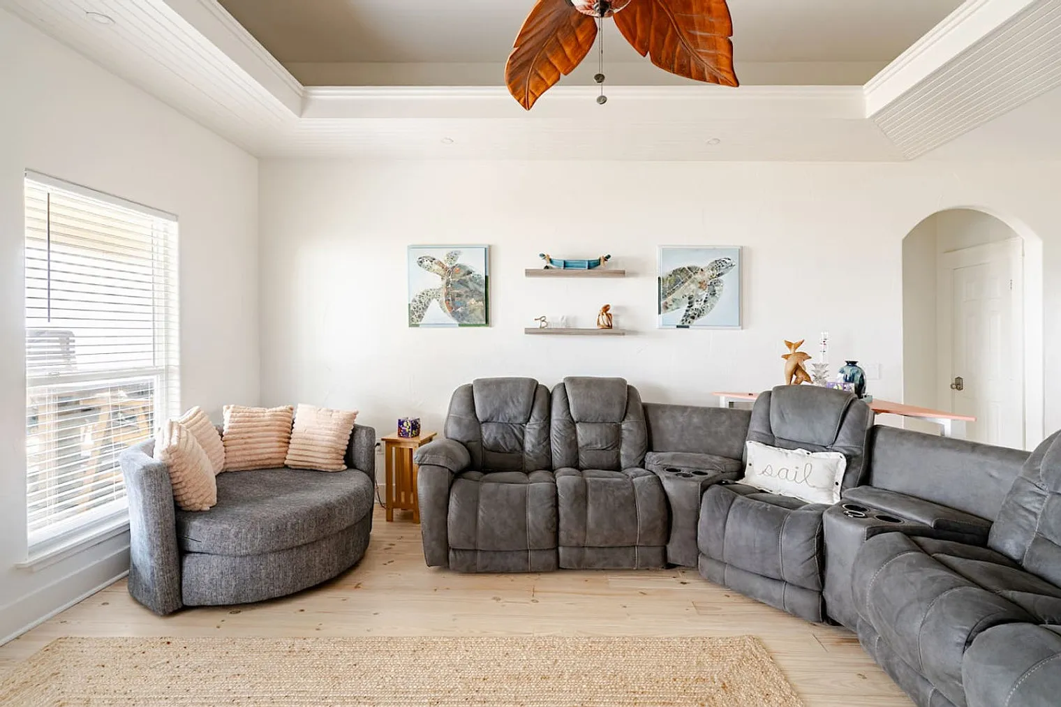 3 bed, 2.0 bath, 1646 sqft, $4,080 — Photo 3