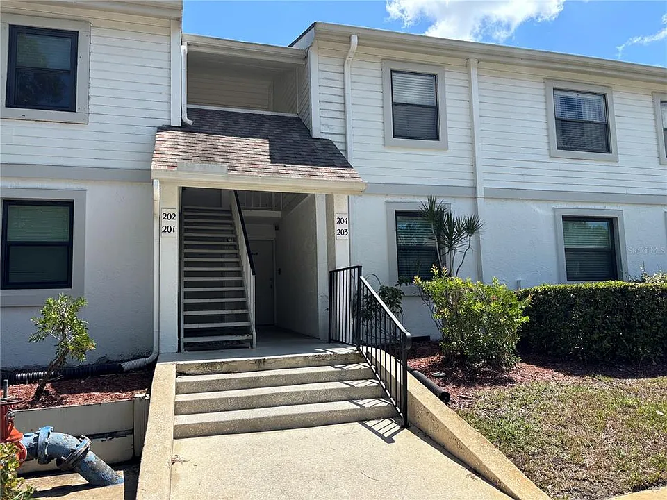 204 Meadow Ln #204