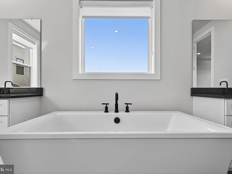 881 N Manchester St — Photo 37