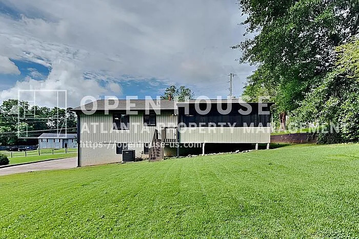 151 Castleair Dr NE — Photo 21