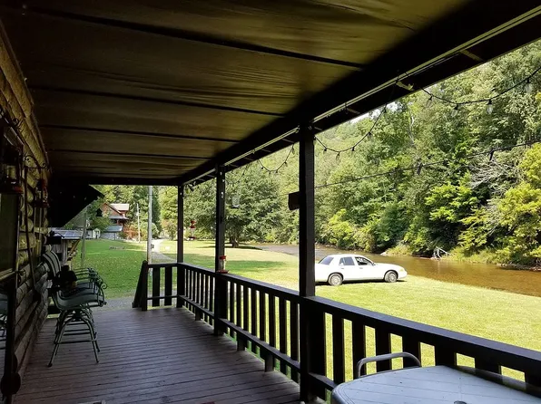 654 Creekside Dr, Dugspur, VA 24325