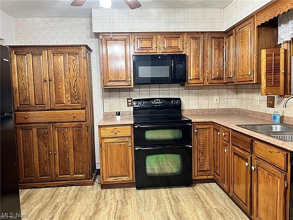 3rd image of 16594 Valley Dr