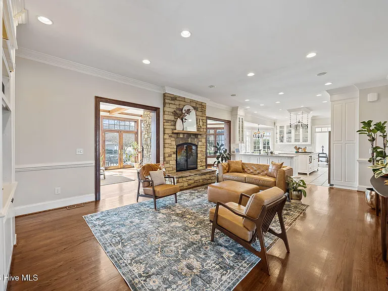 Lexington Dr — Photo 23