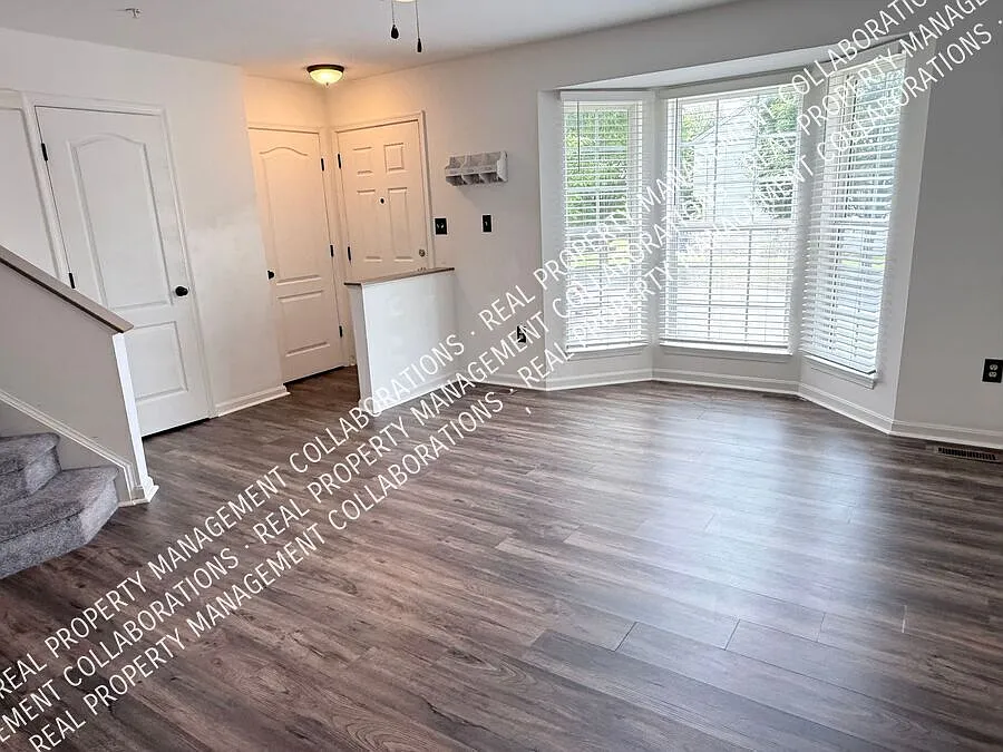 Premium Townhome W/ Island Kitchen, Full-Length Walk-In & Central A/C — Photo 4