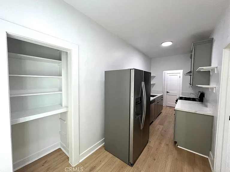 1557 W 36th Pl — Photo 7