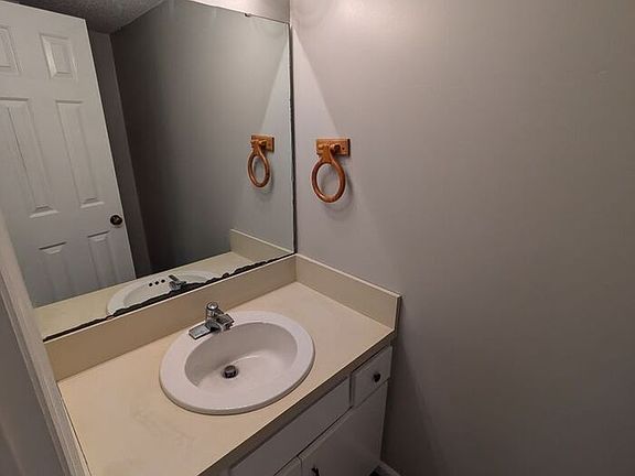 4th image of 226 Park Ln