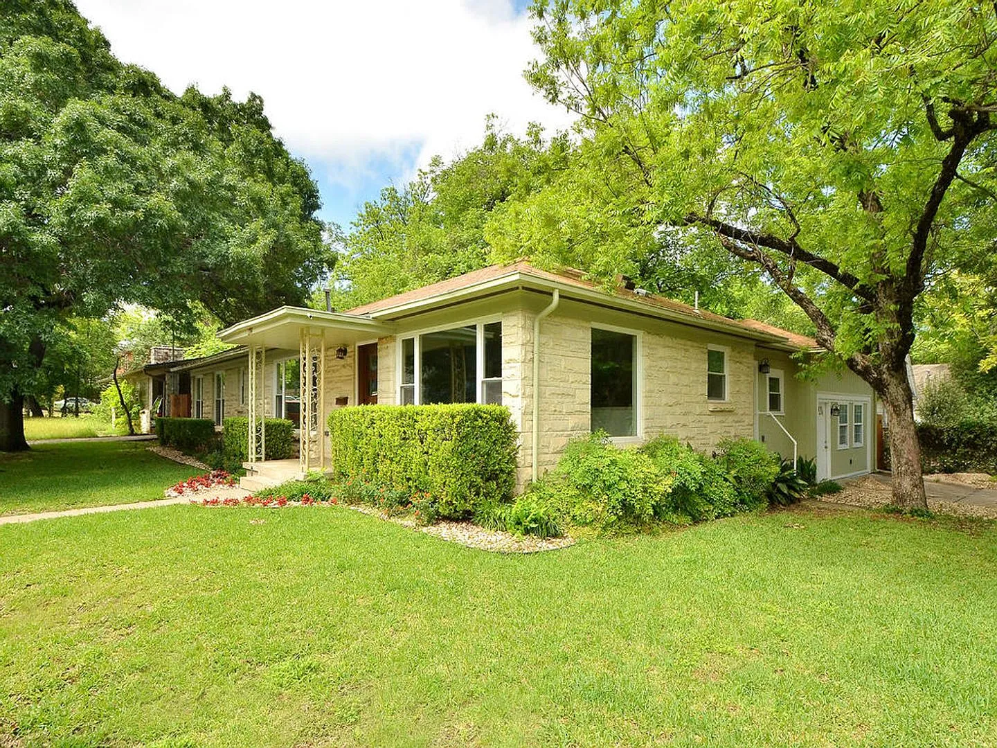 2914 Hampton Rd — Photo 3