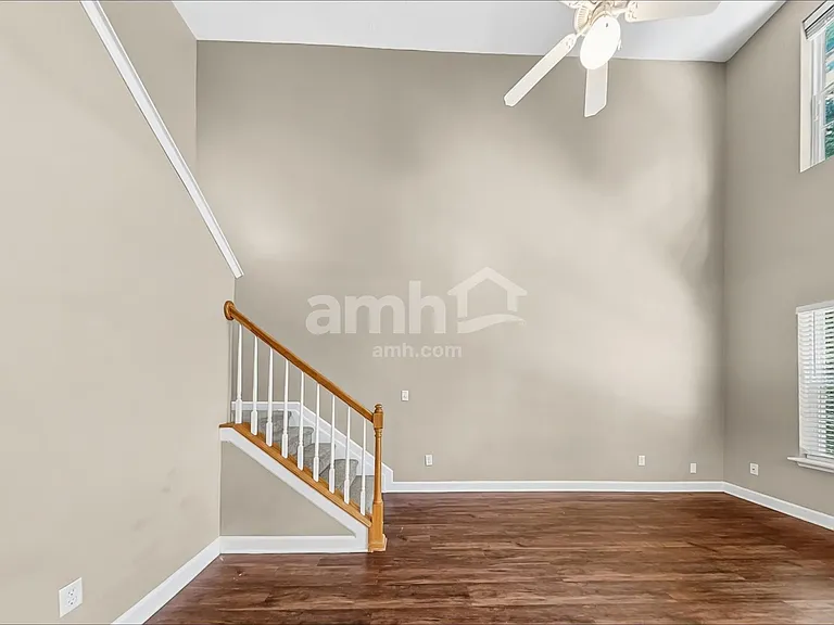 8028 Meadowview Ln — Photo 7