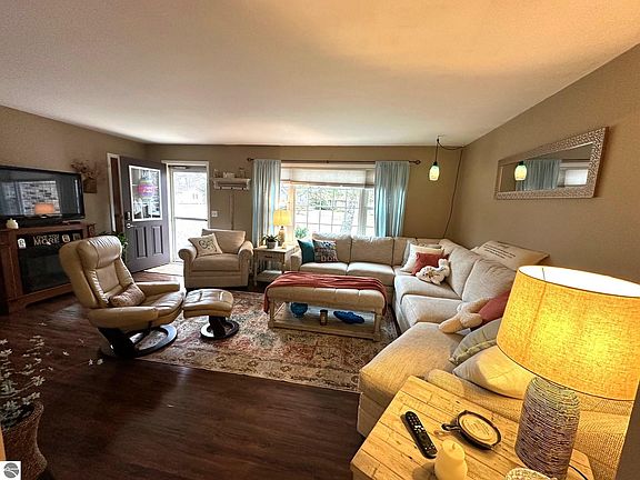 4th image of 209 West Dr