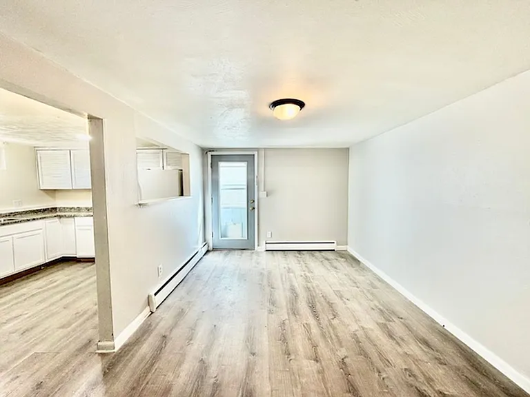 180 Laurel St — Photo 13