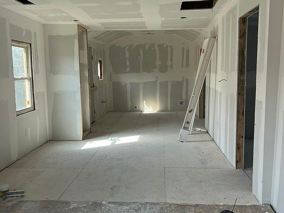 3rd image of 1335 Augusta Ave