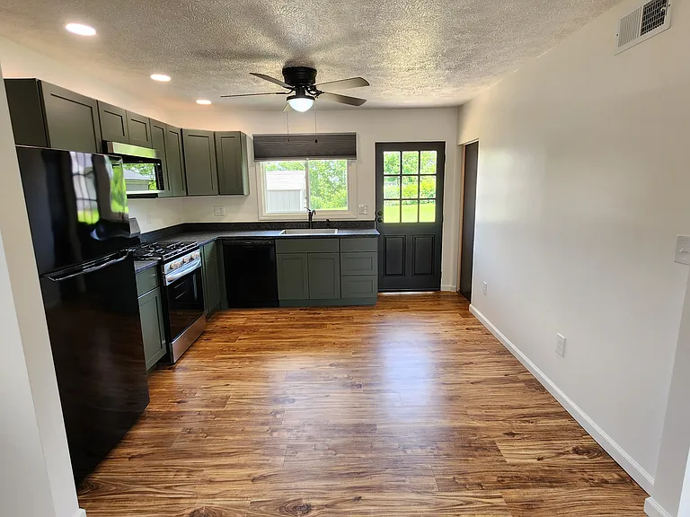 213 Victoria Dr — Photo 4