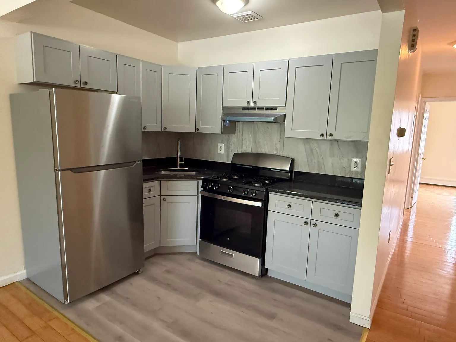 3 bed, 905 sqft, $3,500 — Photo 2