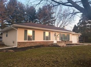10573 Banyan Rd, Machesney Park, IL 61115