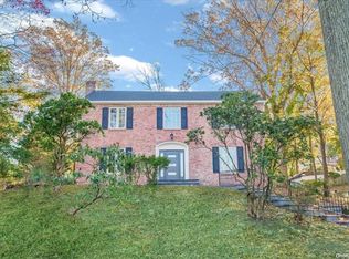 10 Crescent Rd, Great Neck, NY 11021