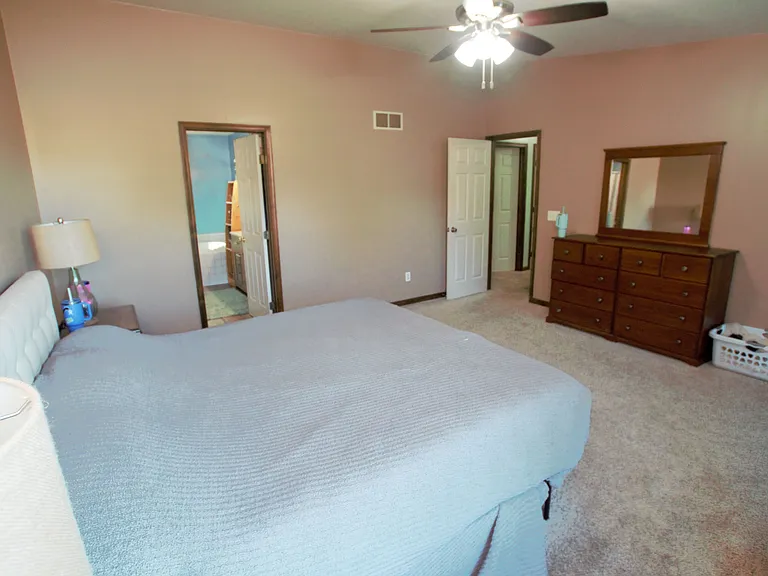 98 Thorndale Cir — Photo 16