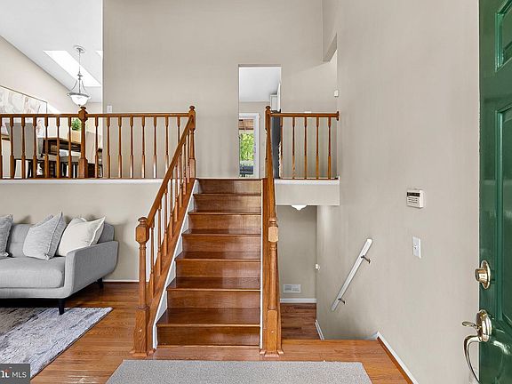 5th image of 28 Bedford Dr