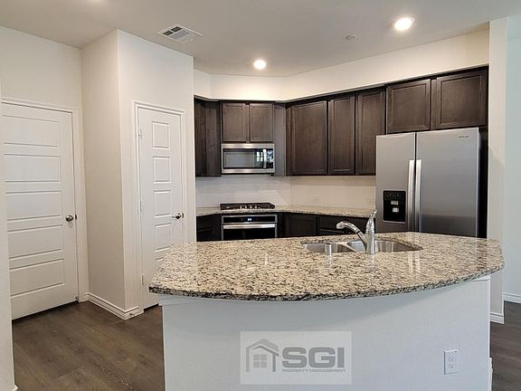 4th image of 2427 Klamath Dr