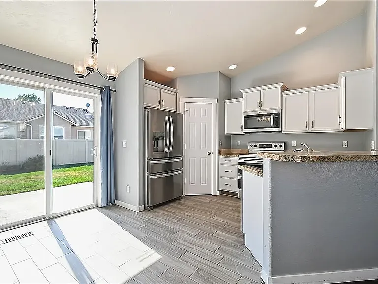 2114 N Rosedust Dr — Photo 12
