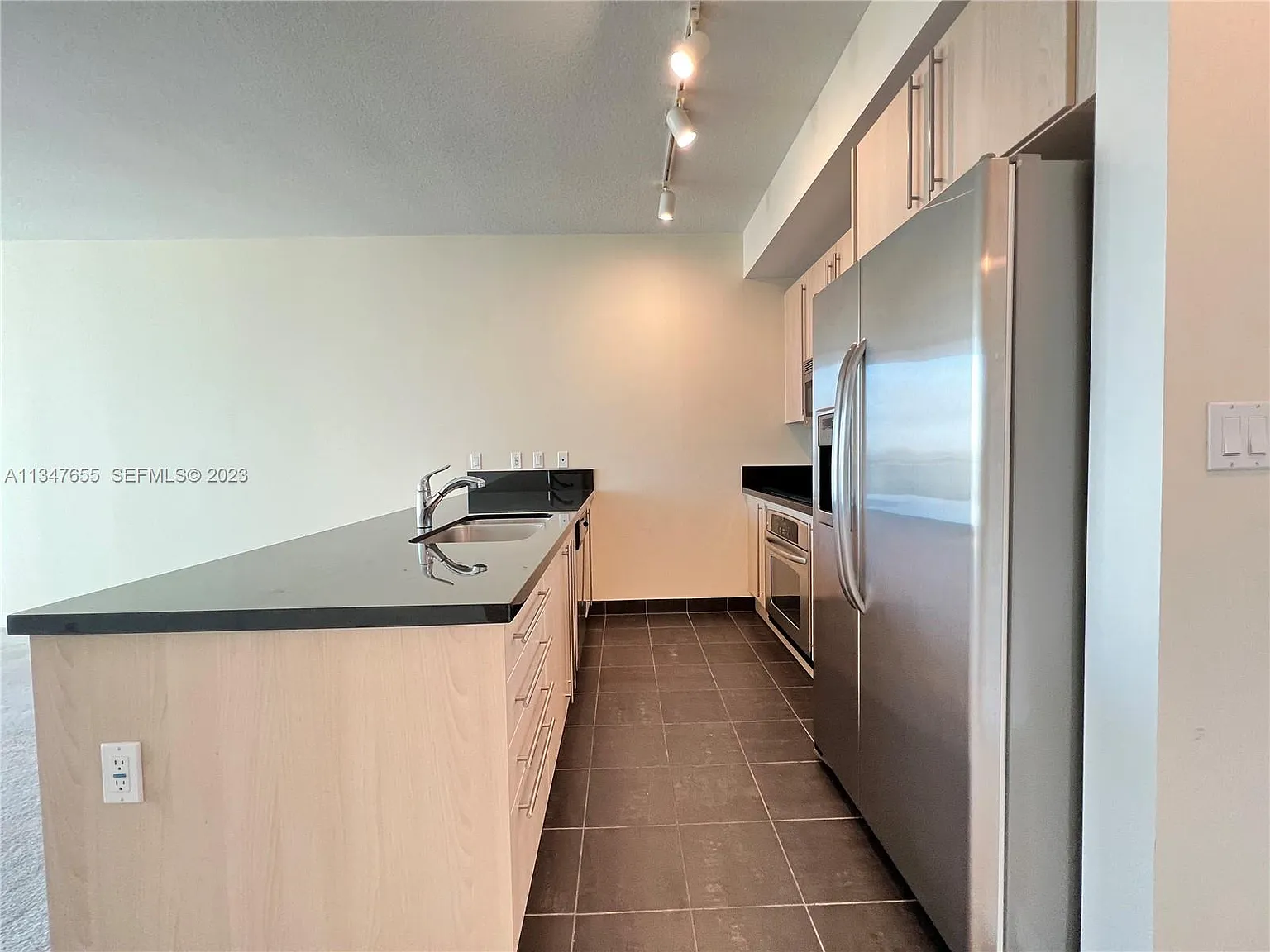 1 bed, 693 sqft, $2,645 — Photo 2