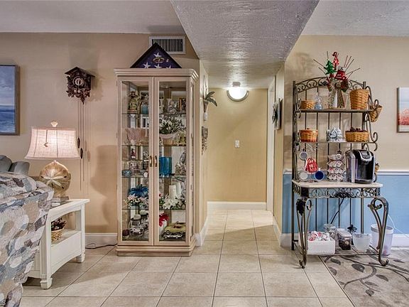 5th image of 12668 Kenwood Ln APT A