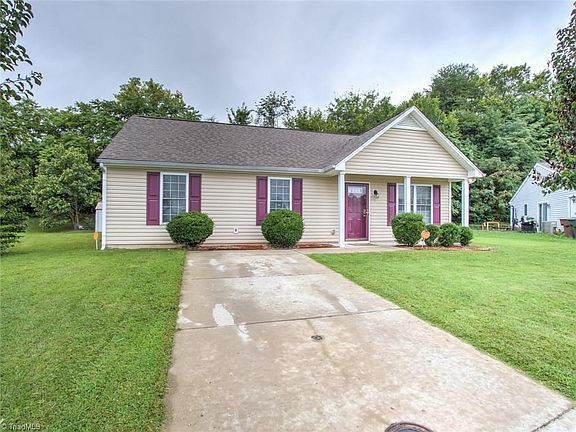 3rd image of 7 Franklinwood Ct