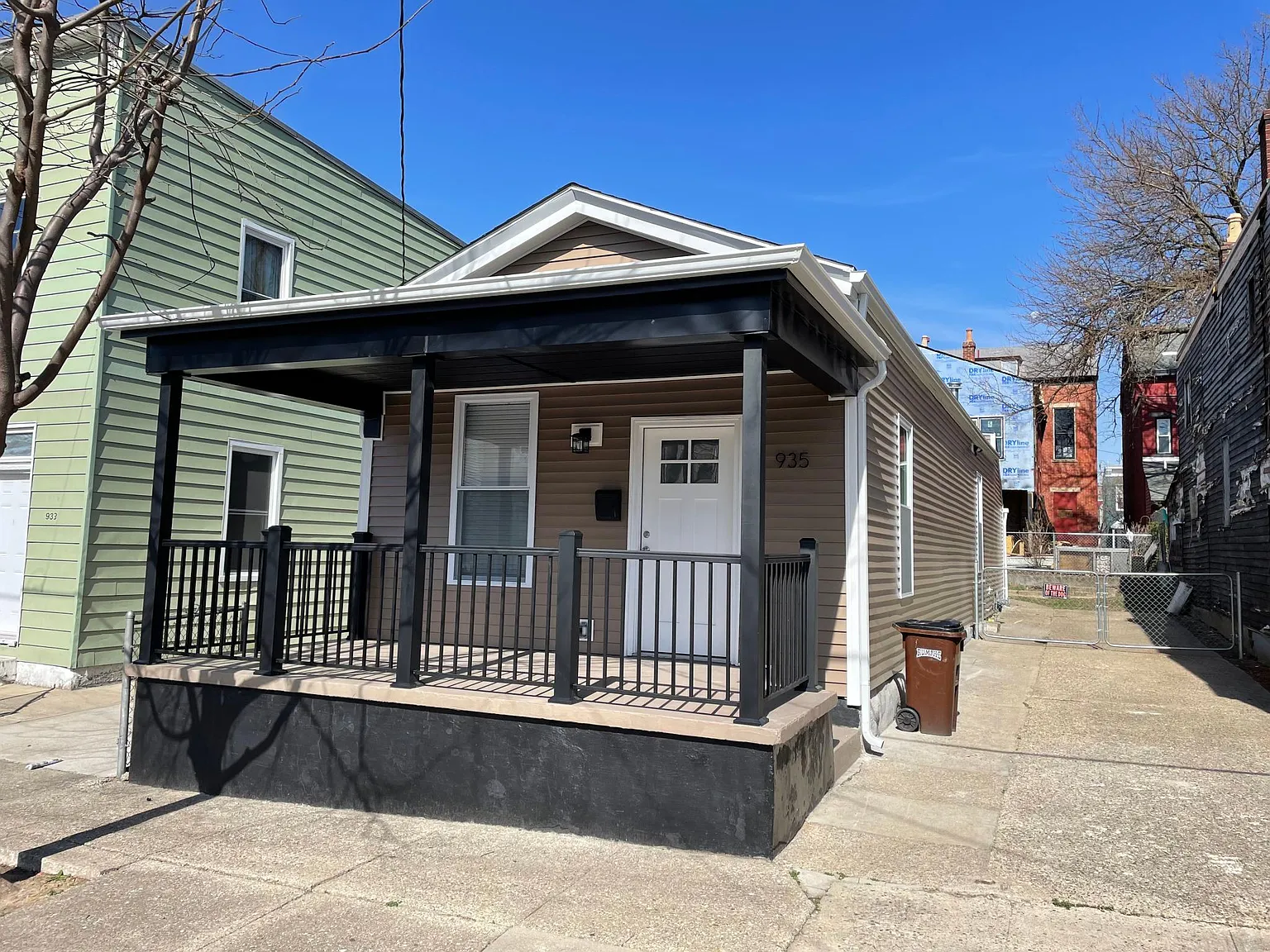 935 Putnam St photo 1