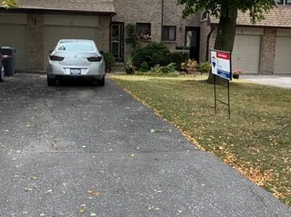 3345 Silverado Dr #2, Mississauga, ON L5A 3Y8