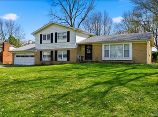 5585 Castleton Dr, West Bloomfield, MI 48322