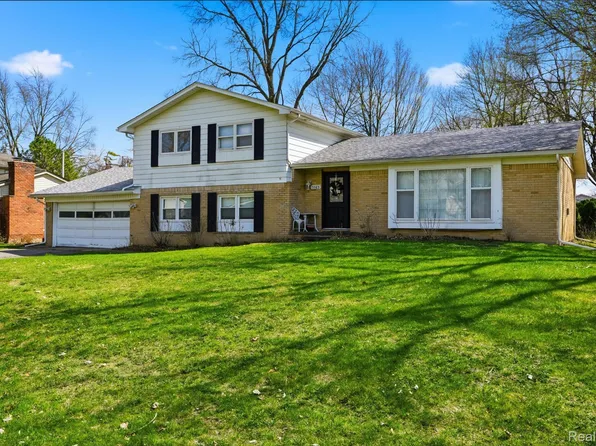 5585 Castleton Dr, West Bloomfield, MI 48322