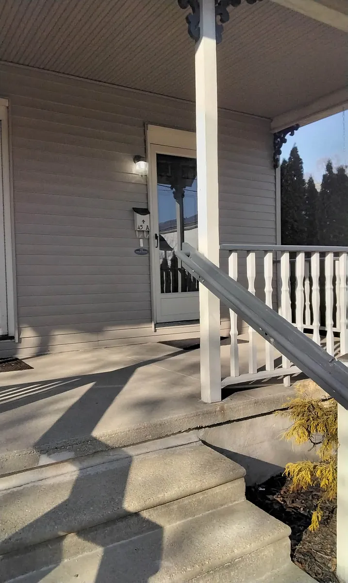 "A" front entrance - 45 Ohio Ave #45A