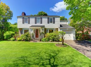 16 Oaks Hunt Rd, Great Neck, NY 11020