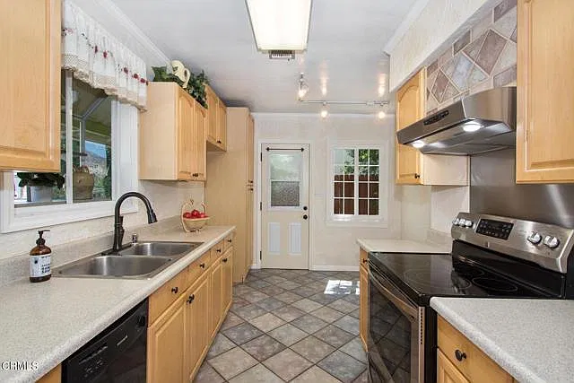 3 bed, 990 sqft, $4,000 — Photo 2