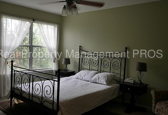 5th image of 2474 Clover Field Cir