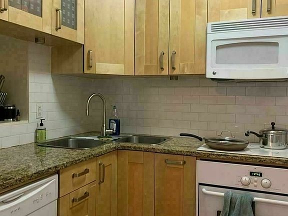 4th image of 213 E 37th St #2AA